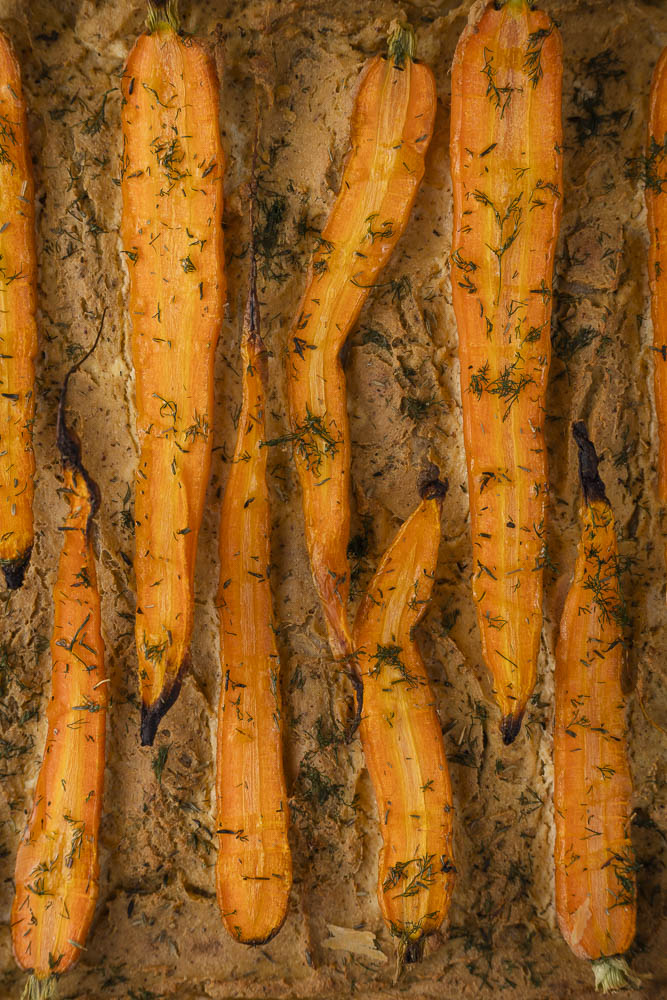 Detail van vegan plaattaart met wortel waarbij de smeltkaas is vervangen door een mengsel van tofu en smaakmakers.