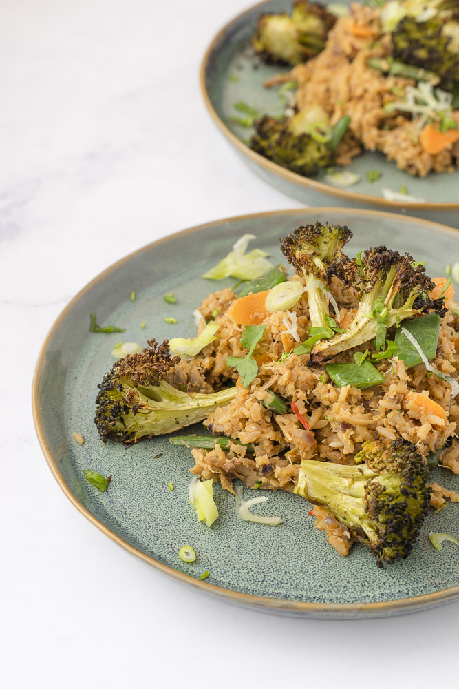 Gebakken rijst met hele broccoli (inclusief stam), oesterzwam, snijbonen en bospeen.