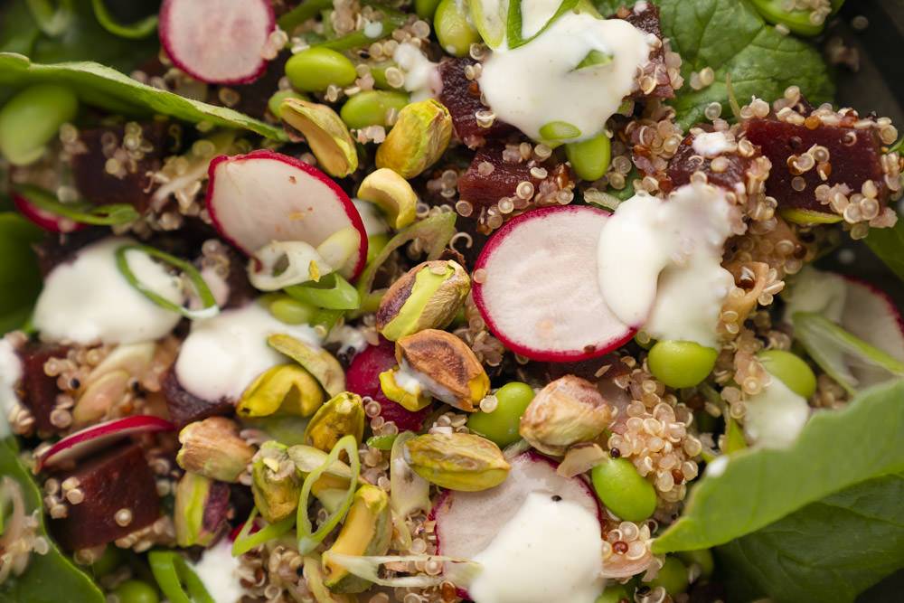 Detail van salade met rode biet en radijs, waarop ook de quinoa en pistache goed te zien zijn. 