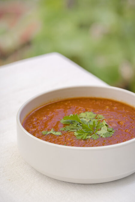 Overheerlijke aubergine soep met wortel, tomaat en miso
