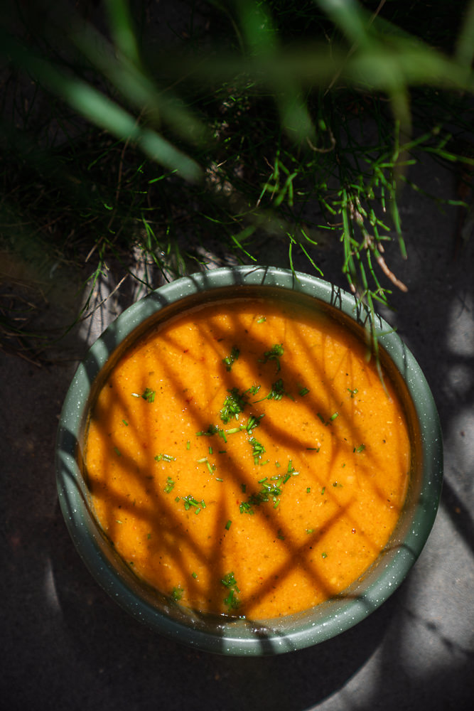 Kom soep met bloemkoolbladeren (en eigenlijk nog veel meer restjes uit de koelkast)