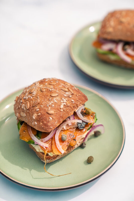 Gemarineerde wortel die door o.a. het gebruik van rookaroma smaakt als een vegan zalm sandwich met kruidenspread