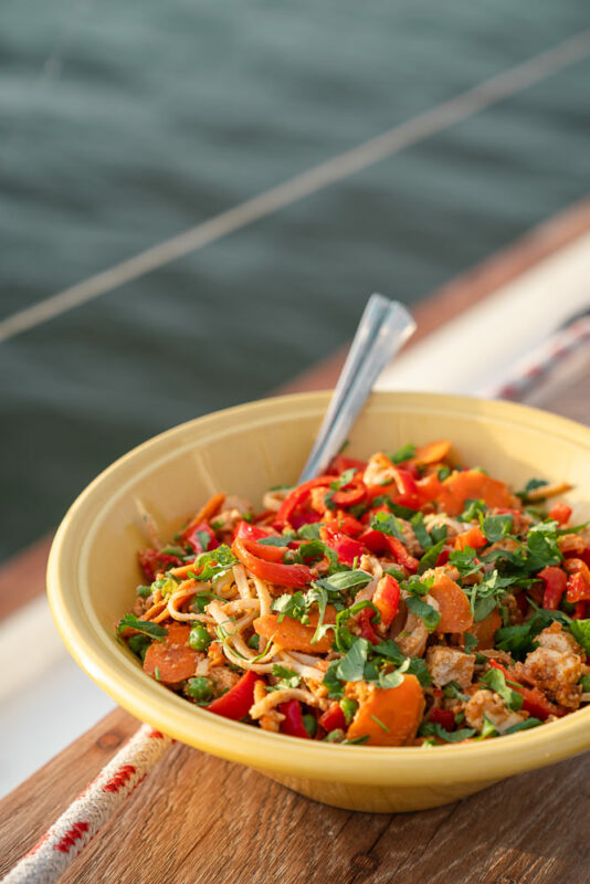 Roerbak noedels met tofu, paprika, wortel en doperwten