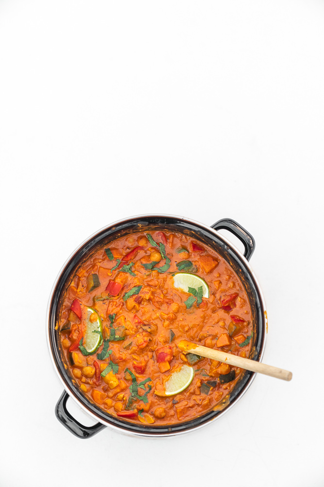 Tomaat-pinda curry met wortel, paprika en kikkererwten