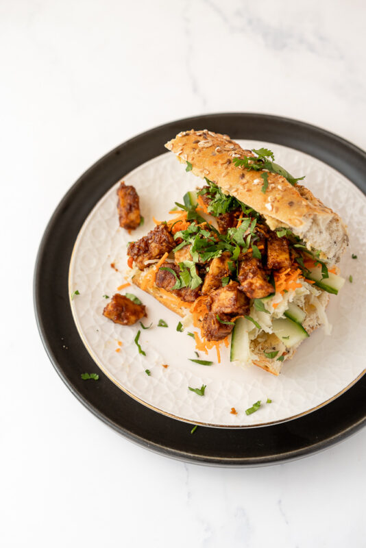 Vegan bahn mi met sticky tempeh en zuurkool